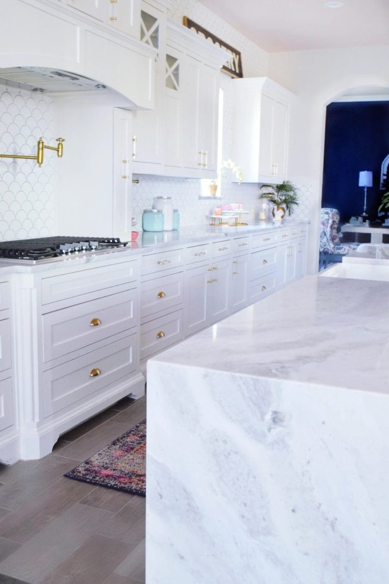 White Kitchen Makeover Coastal Kitchen Design Modern Kitchen Ideas Brass Fixtures Brass Hardware Brass Pulls White Marble Island Farmhouse Sink