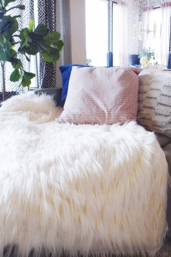 How to make a no sew faux fur throw blanket DIY tutorial 