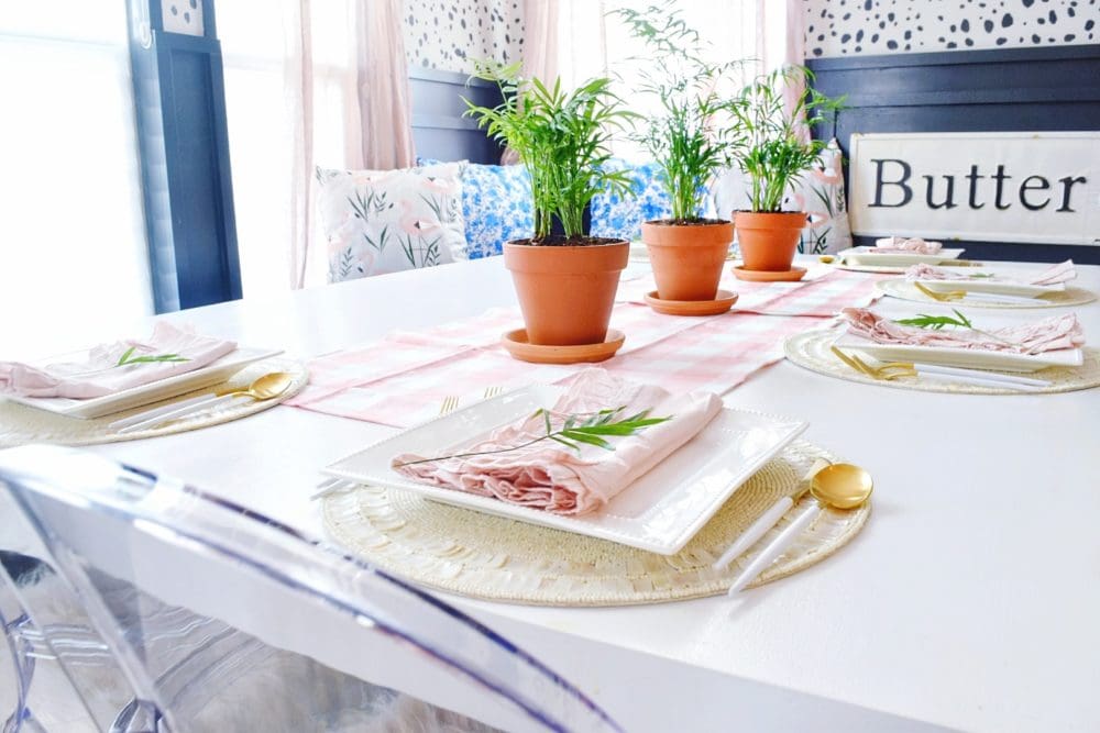 modern coastal breakfast nook design with fresh spring decorating ideas